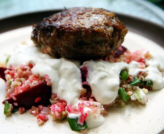 Lammfärsbiffar med couscous rödbetor och yoghurtdressing
