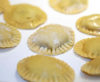 Hemlagad tortellini fylld med ricottaost och pesto