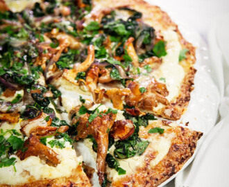 Blomkålspizza med västerbottensost och smörstekta kantareller