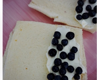 French toast roll-ups med färskost och blåbär