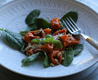 Egna tomattortellinis med basilika- och mozzarellafyllning
