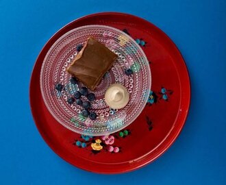 Mjölkchokladkaka med mockamousse och blåbär