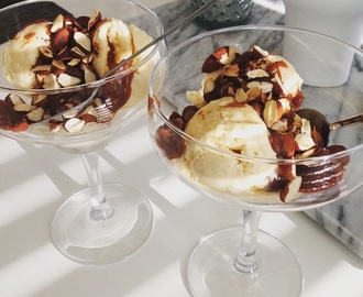 Hemmagjord glass med chokladsås o rostad mandel
