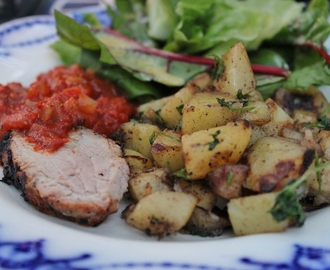 Grillad fläskfilé, muurikkastekt potatis, tomatsås och mangoldsallad