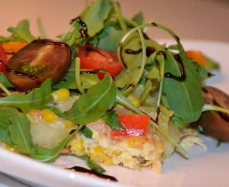 Vegetarisk omelett med ruccolatopping