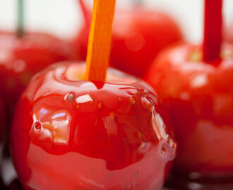Ušećerene jabuke na štapiću: Napravite najukusniji praznični slatkiš od samo 3 sastojka! (RECEPT)