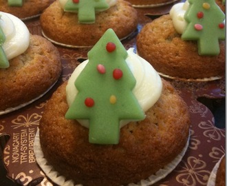 Christmas tree decorated gingerbread cupcakes