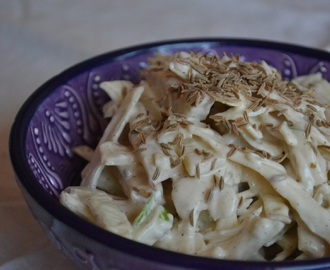 Kumminkryddad coleslaw med rotselleri och äpple