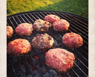 GRILLADE BIFFAR MED RIVEN OST OCH TILL DET EN KRÄMIG CHAMPINJONSÅS