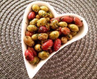 Ört-och vitlöksmarinerade oliver