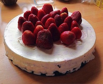 Glasstårta med jordgubbar och hallon