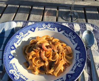 Recept: tagliatelle med tomat, räkor och champinjoner