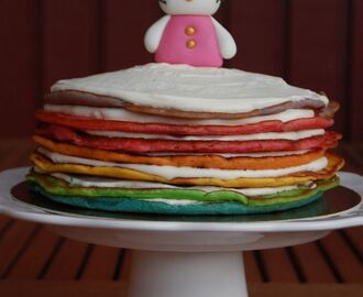 Pannkakstårta i regnbågsfärger