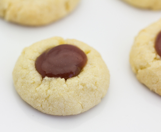 Almond Cookies with Raspberry Curd / Mandelkex med halloncurd