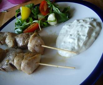 Souvlaki med tzatziki och ljummen sallad