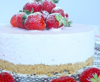 Fryst jordgubbscheesecake