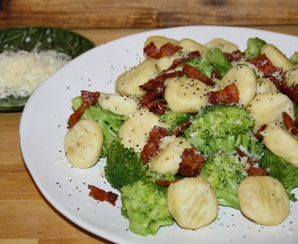 Gnocchi i två varianter med röktlax och pepparrot eller bacon, broccoli och västerbottensost.