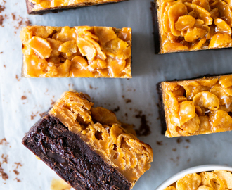 Brownies med cornflakes i saltkolasås