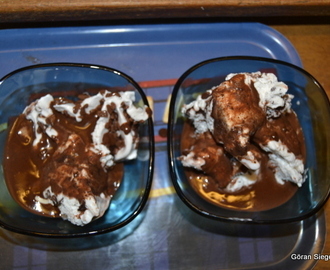 Vanilla & chocolate med saltrostade mandlar och varm chokladsås
