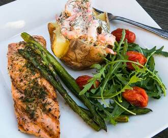 Grillad lax med bakpotatis, skagenröra och semibakade tomater