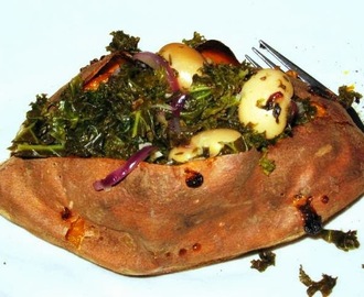 Ugnsbakad sötpotatis fylld med grönkål och bönor