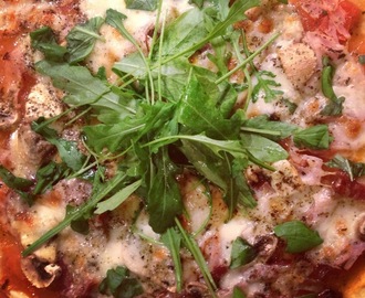 Pizza med kalkon, mozzarella, champinjon och basilika