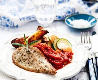 Rosmarinstekt kyckling med klyftpotatis och tomatsås