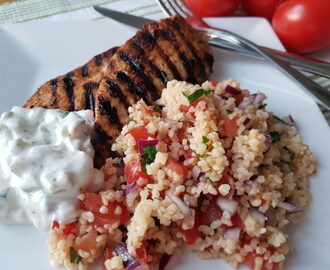 Grillad kycklingfilé med tabbouleh och raita