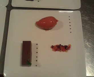 Dessert med choklad och jordgubb.