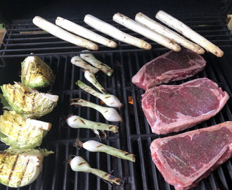 Grillat kål med chèvre, biff med ben och vit sparris