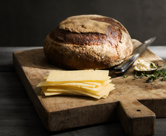 Surdegsbröd med vetemjöl och dinkel