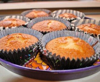 Björnbärsmuffins med vit choklad