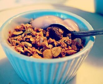 Hoppig decembermorgon men bra frukostvana: Havremjölk med färsk gurkmeja och hemmagjord granola.