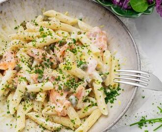 Laxpasta med citronsås, gräslök och kapris