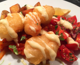 Friterad fisk med tomatsås, vitlökssås, frasig potatis och tomatsallad