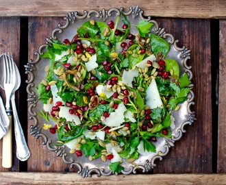 Superfoods-sallad med picklad lök, citron och granatäpple till julbordet eller nyårsbufféen