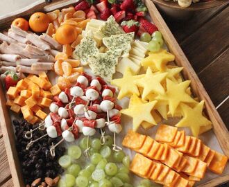 Holiday Cheese Platter for Kids | Plockmat | Pinterest | Appetizers, Cheese platters and Christmas Appetizers