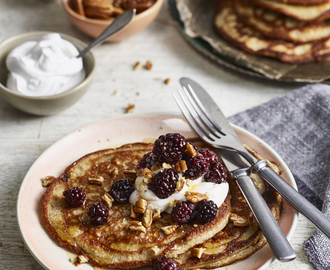 Mandelpannkakor med kokosgrädde och bär!