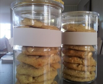 White chocolate chip cashew cookies