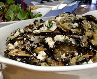 Krämig sallad med aubergine, fetaost, russin och mynta, 2 port