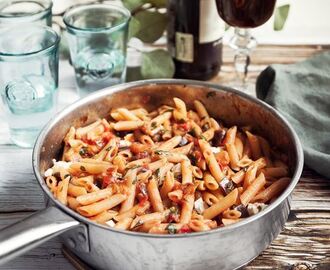 Pasta med aubergine, tomat, basilika och mozzarella