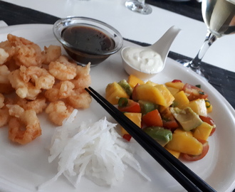 Tempura-friterade stora räkor med wasabimajonnäs, sojadip, mangosalsa och isad rättika