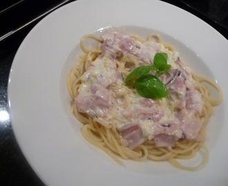 Pasta med ost- och skinksås