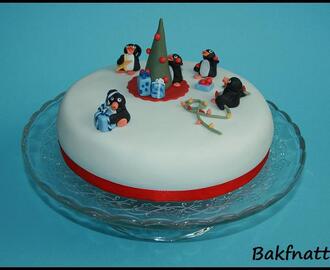 Tårta med julfirande pingufamilj