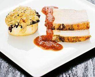 Salviastekt kalkonbröst med getostgratinerad majrova och tomatsky