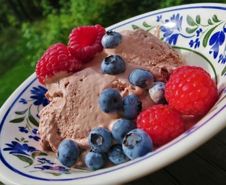Chokladglass toppad med årets första skörd av amerikanska blåbär