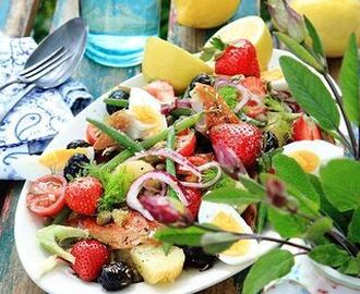 Sallad Niçoise med makrill och jordgubbar