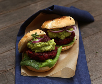 Rödbetsburgare med chèvre och guacamole