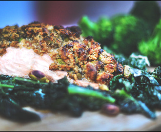Pistage- och chèvrepanerad lax med svartkål och broccoli