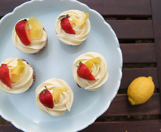 Enkla jordgubbscupcakes med citronfrosting
